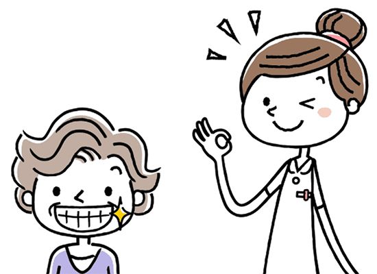光った歯を見せて笑顔の高齢女性と、オッケーサインを出す白衣の若い女性