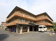 3階建ての施設は大きめで、周囲は広く、車も停めやすい。入口は屋根もあり、濡れずに車を乗り降りできる。