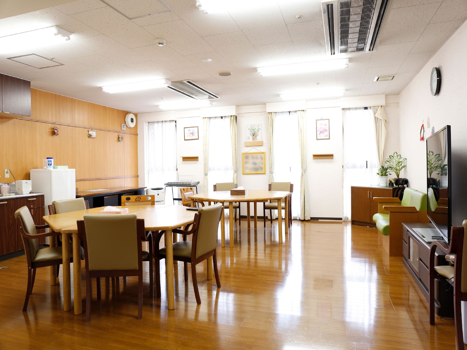 小じんまりとした雰囲気だが、座席周囲のスペースは十分に開いている。手前と奥に六角テーブルのダイニングセットが置かれている。床は板張り。