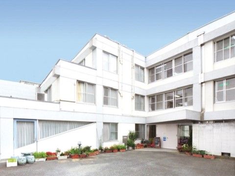 「ライフコミューン綱島」白い外観が清潔さを感じさせる施設