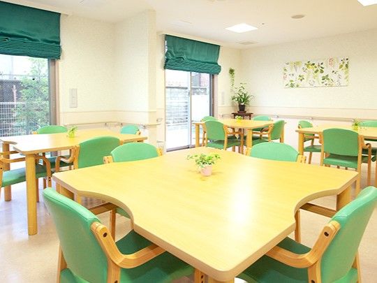 明るく広々とした食堂の様子
