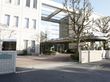 建物の外観。近代建築による大きな建造物が施設の規模の大きさを物語る。駐車場の場所を示す看板が見逃しようのない場所に立っている。