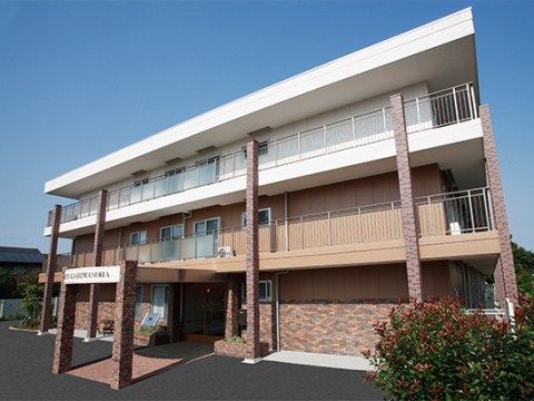 一部レンガ張りの３階建ての建物で、各居室にはベランダが付いている。入口には段差がなく、アクセスしやすい。