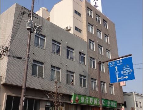 通りに面した立地で分かりやすい。建物はタイル張りになっており、６階建ての１階部分には接骨院が入っている。