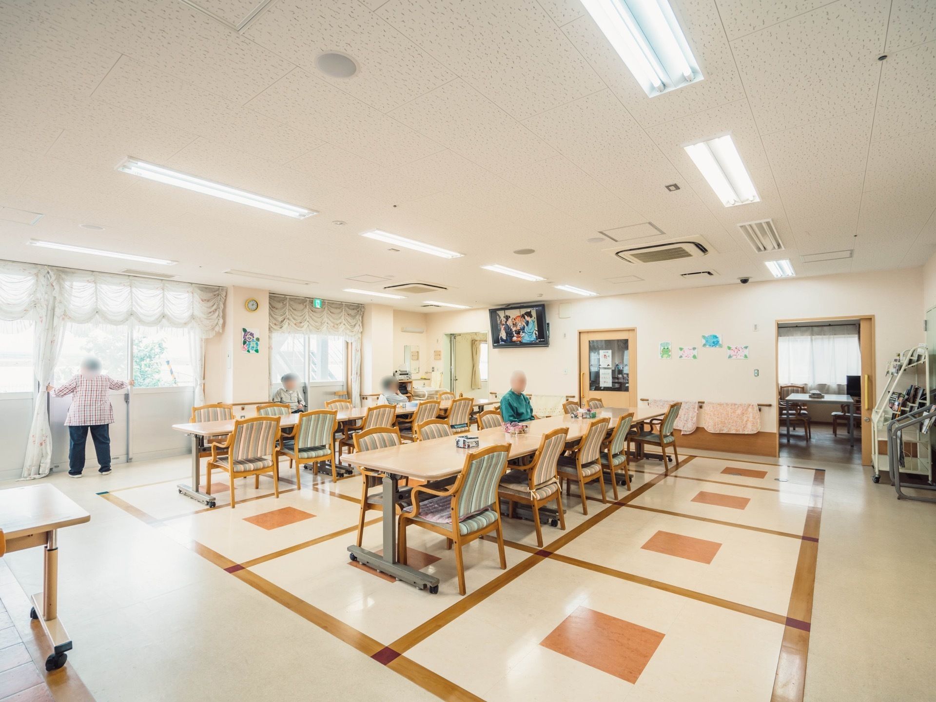 広いつくりをした食堂。正面玄関から入ってまっすぐ行くとこの部屋に突き当たる。壁に多数あるスライドドアは非常口にもなっている。