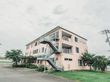 建物には幅の広い非常階段がある。バルコニーではシートを干すことができる。敷地内には草木が育てられている。