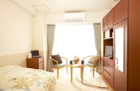 天井まである壁面収納にはテレビ台や大きな鏡が取り付けられており、外に出る前にちょっとした身だしなみチェックもできるようになっている。