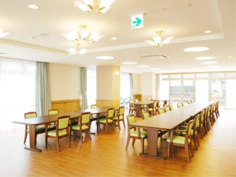3面を窓で囲まれている明るい食堂には、テーブルが横一列に並べられており、大勢で食事をする楽しさを味わえる。