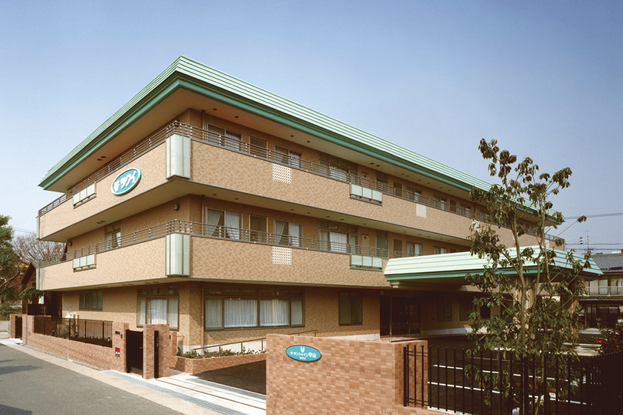 鉄骨造り3階建て介護付き有料老人ホームである。見守りがあるという安心感と、いきいきとした暮らしを提供している。