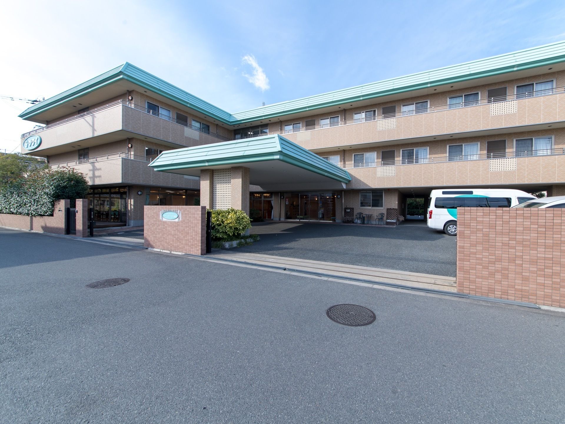 地上３階建てである。２、３階部分にはベランダがある。敷地と道路の境目に段差はない。煉瓦の塀で囲まれている。