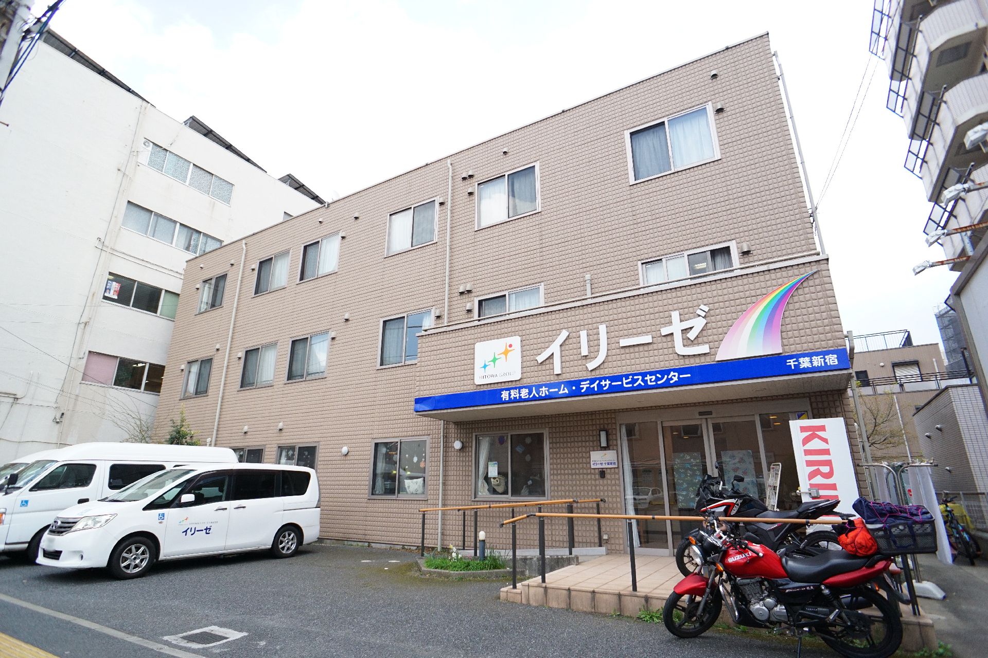 3階建ての住宅型有料老人ホームの外観