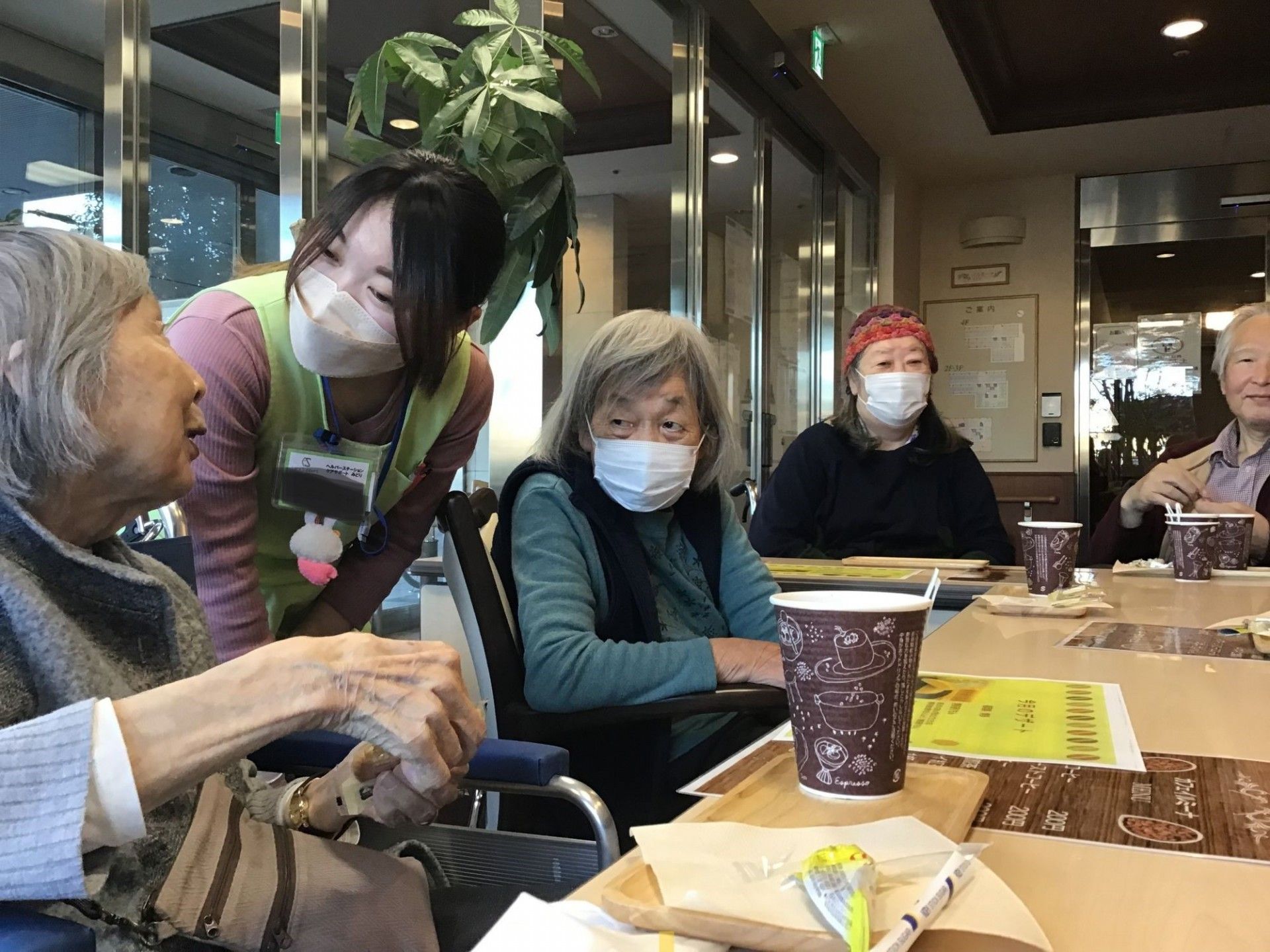 笑顔で会話するスタッフと利用者