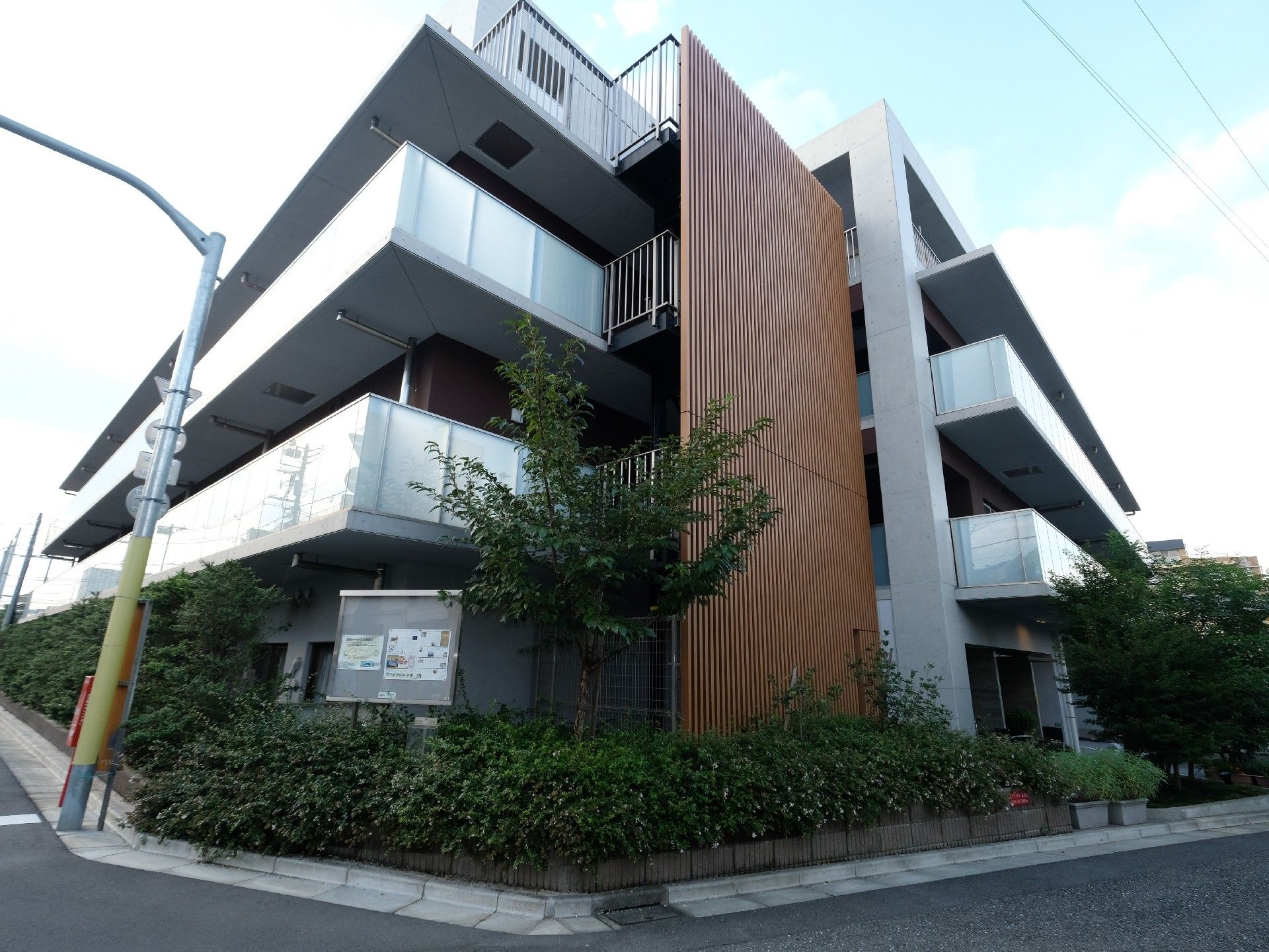 西武新宿線「沼袋」駅徒歩9分、環七からも近い交通至便な角地に建つ。高級マンションのような外観は、落ち着いた周辺環境と自然に調和している。