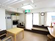 談話コーナーでは談笑をはじめ、テレビや音楽の鑑賞ができる。テーブル席とベンチ席を設けている。楽しく過ごせる空間となっている。