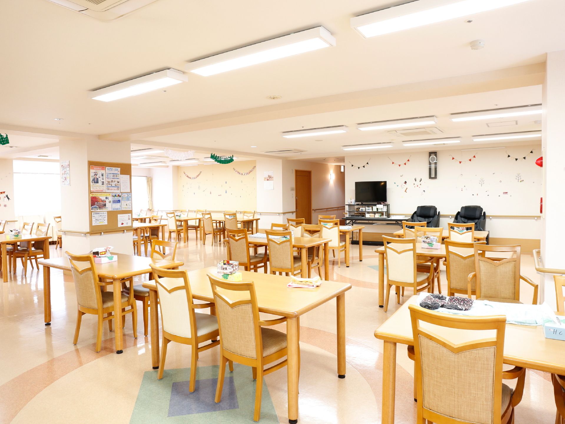 広い部屋に、テーブルセットが設置されている。壁や天井に飾り付けがしてあり、楽しい雰囲気になっている。
