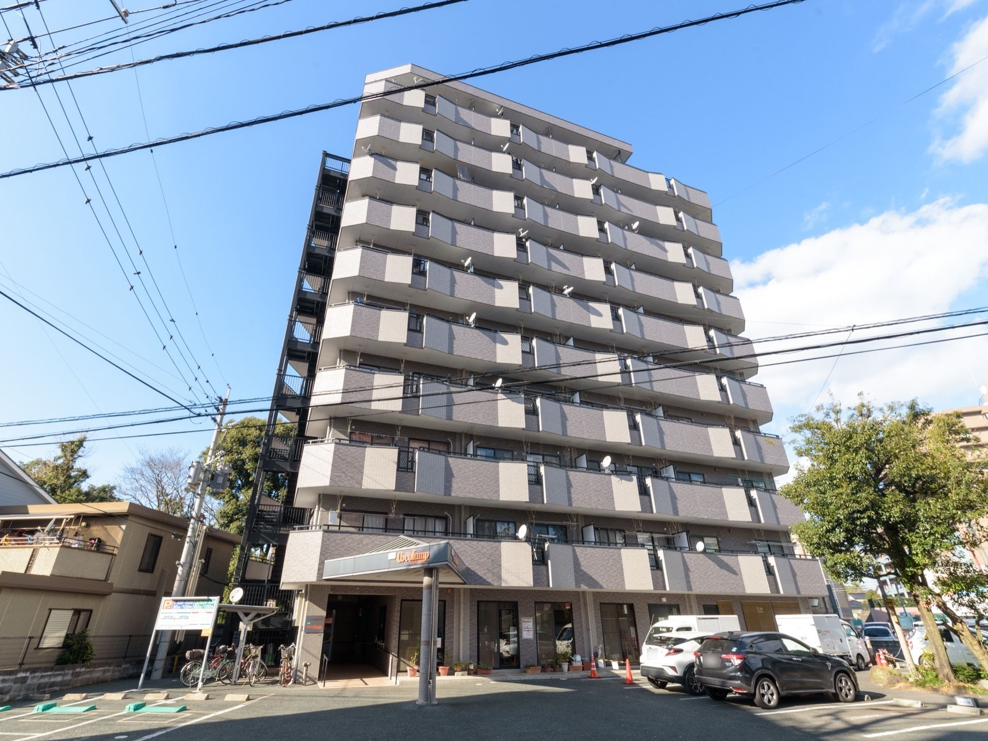 施設の外観は、10階建て高級マンシュン風のモダンな造りになっている。また、玄関前に広がる敷地には、駐車場と駐輪場が完備されている。