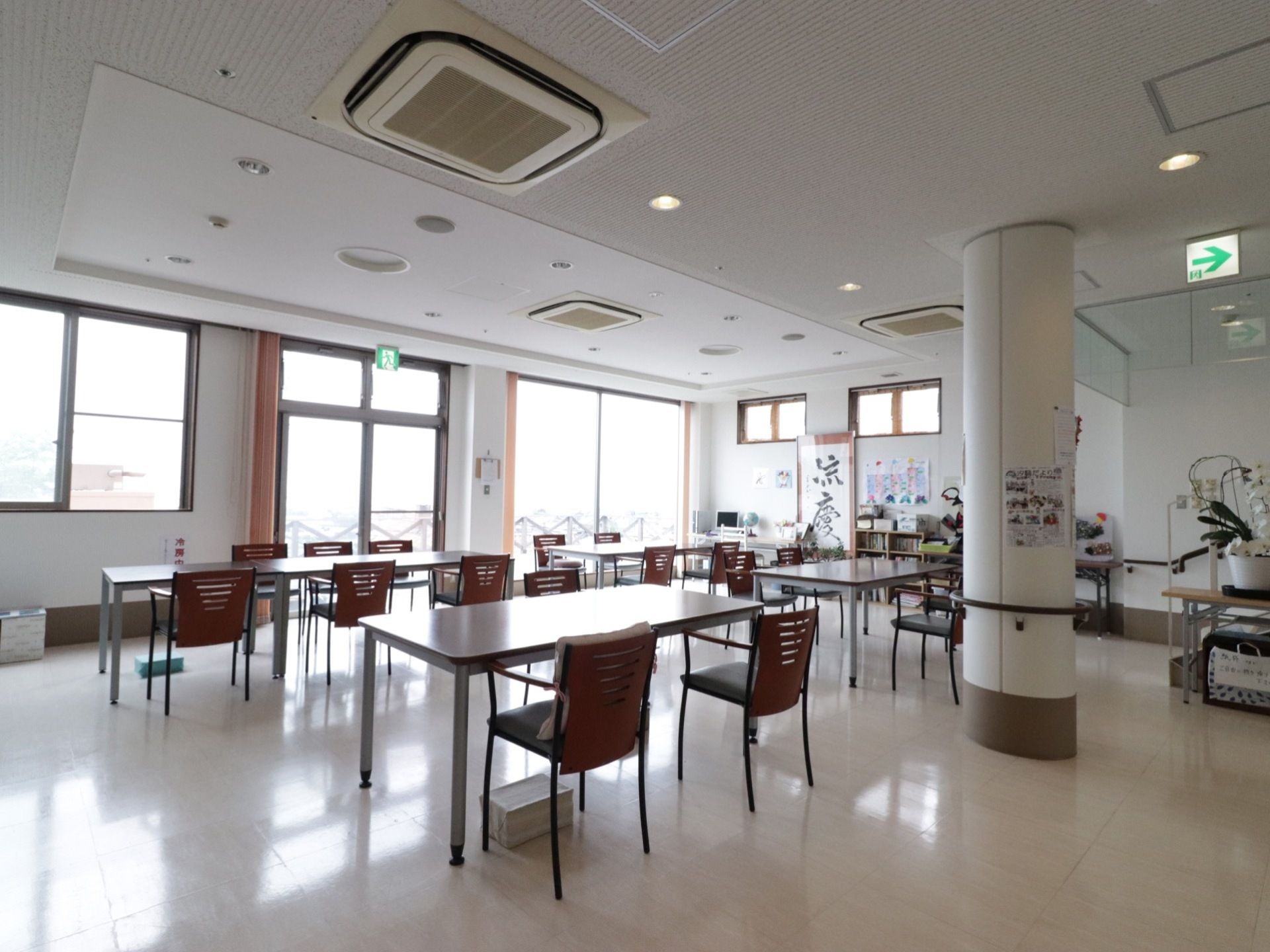 大小さまざまなサイズの窓があり、外光が差し込む明るい食堂である。大きな額に入った書道作品が、壁際に飾ってある。