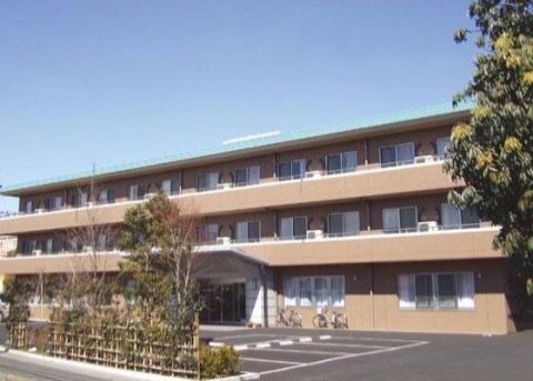 居室はバルコニー完備で、ちょっとした洗濯や園芸などに使っていただける。駐車場が玄関のすぐ前にあり、お車での訪問にも便利である。