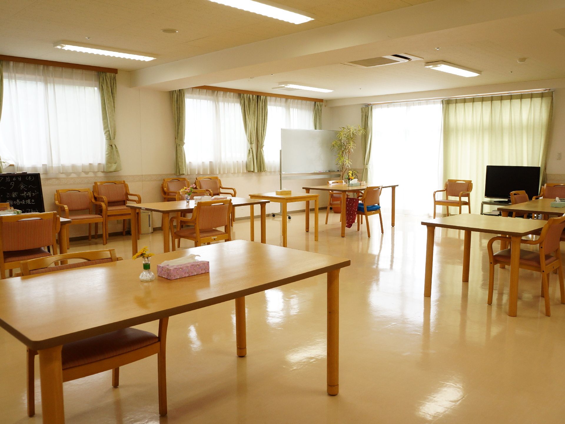 食堂は広々としており、テーブルや椅子が数多く設置されている。テレビやホワイトボードもあるので、イベントなどにも利用できる。