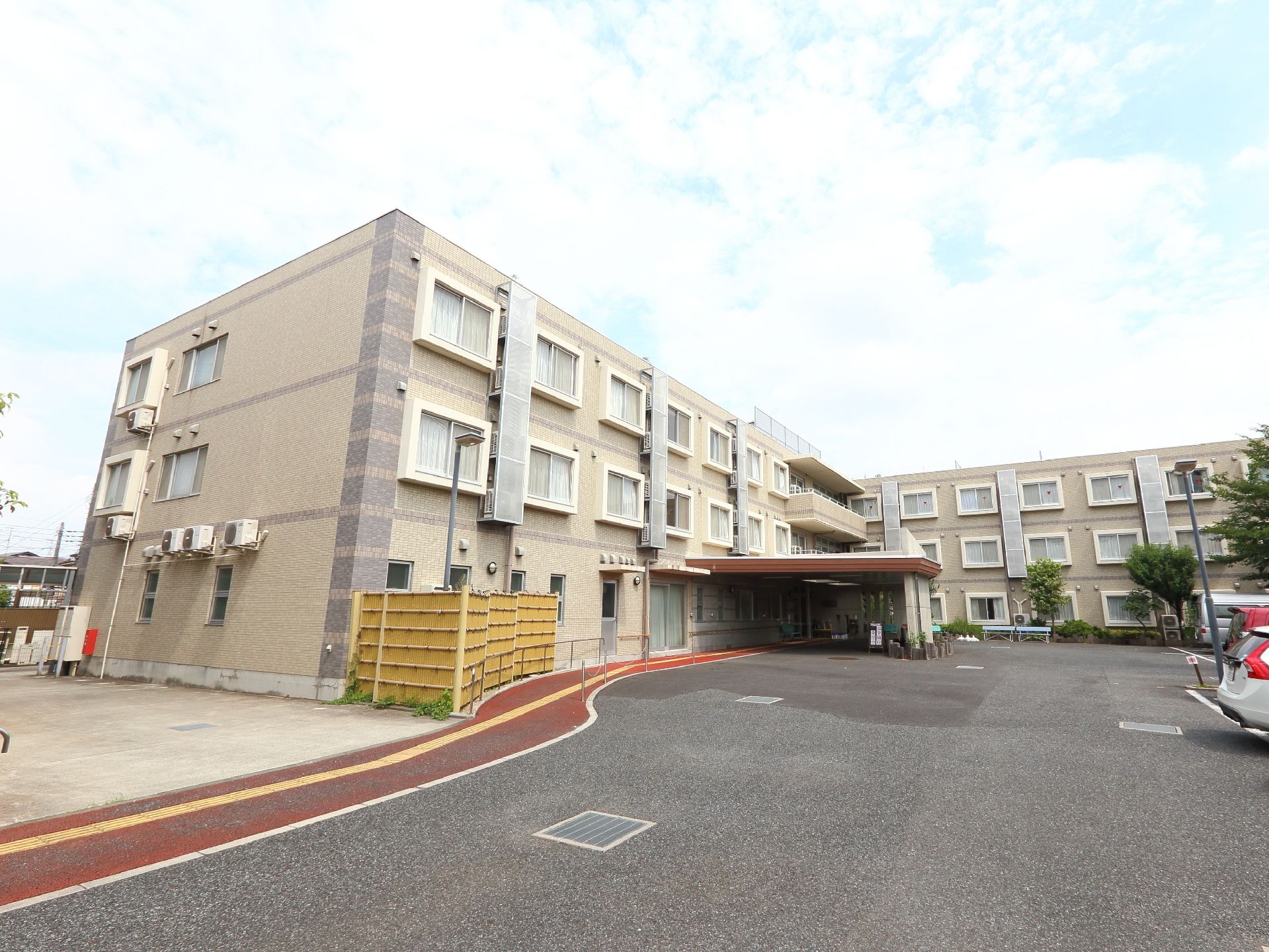 鉄筋コンクリート造りの地上3階建ての建物。大きな車寄せがあり、天候が悪くても濡れないで施設内に入れる。