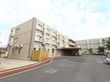 鉄筋コンクリート造りの地上3階建ての建物。大きな車寄せがあり、天候が悪くても濡れないで施設内に入れる。