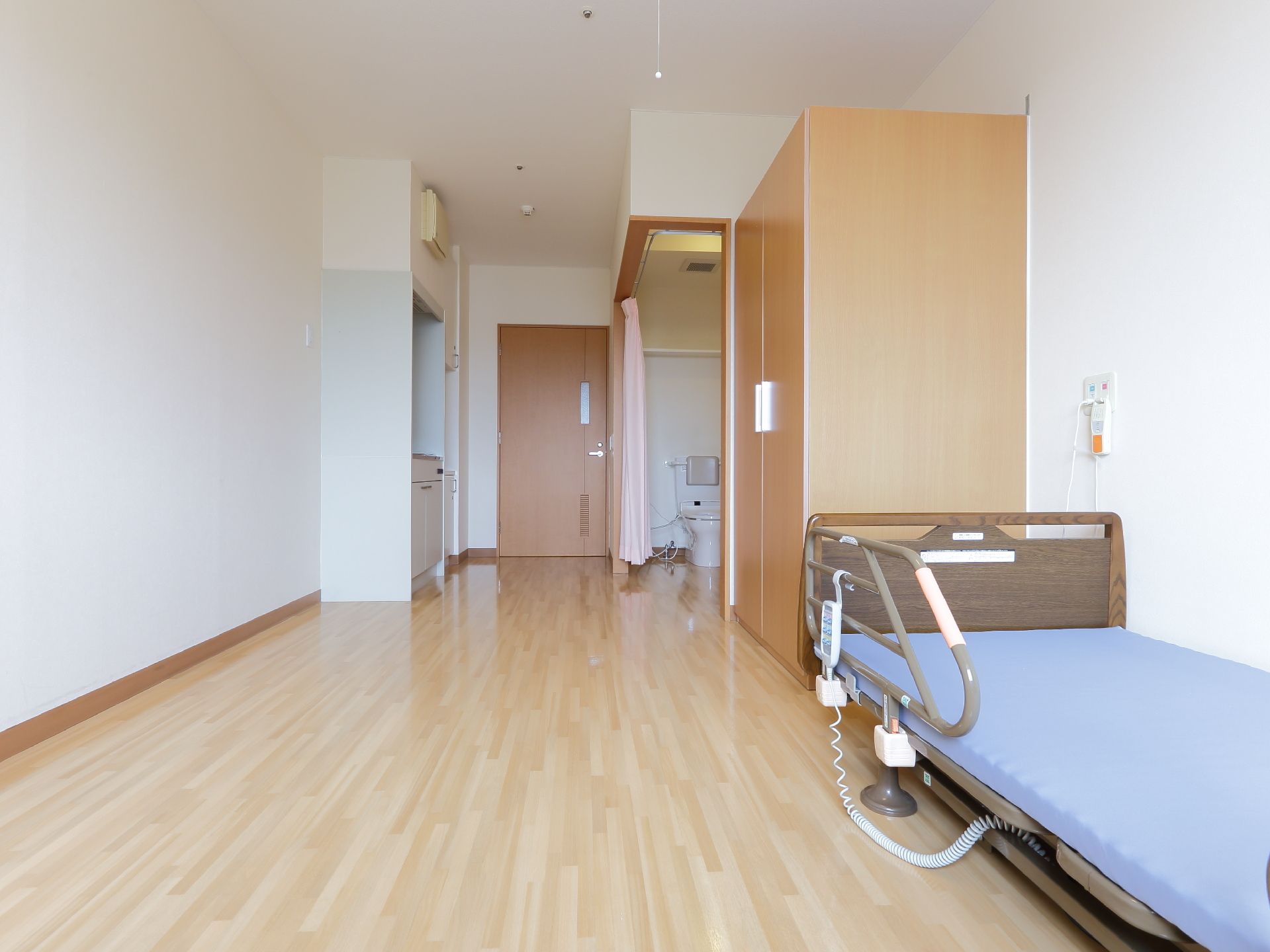 居室には、大きな出入口が設けられている。トイレはカーテンで仕切られている。大きなクローゼットがある。ミニキッチンも完備されている。