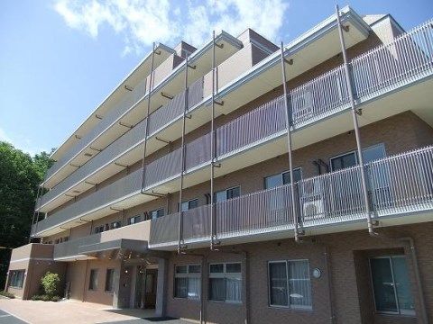 ベストライフ小平の外観。緑を感じる閑静な立地を誇る当ホームは、介護向け設計の建物になっております。