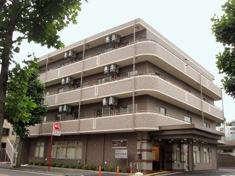 ベストライフ横浜港南の外観。緑を感じる閑静な住宅街に佇む、しっかりと、安心感のある建物です。