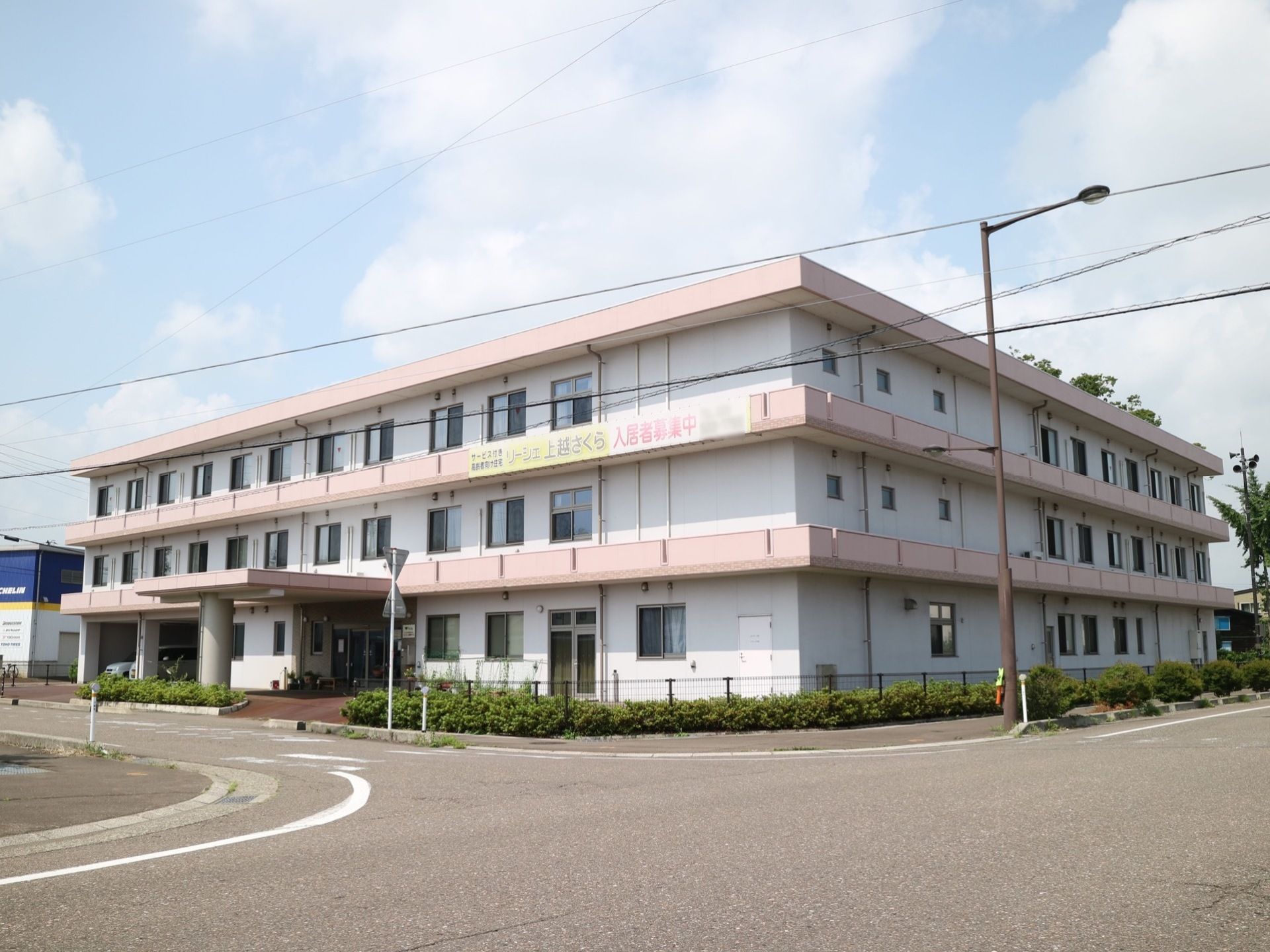 施設の外観である。周囲は道路で建物はなく、落ち着いた雰囲気である。車道の道幅もあり、車での来訪も容易となっている。