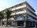 「ベストライフ相模原」の外観。通りに面した４階建てのマンション風施設で、植木が表に植えられている。