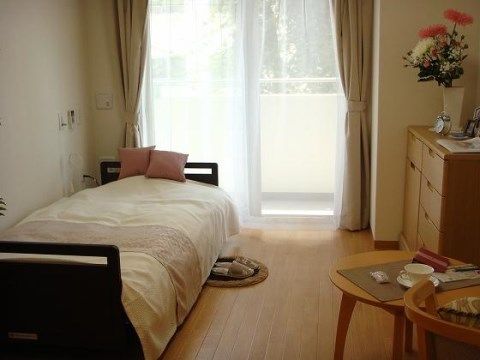 「ベストライフ相模原」の居室。居室は一人一人が、伸び伸びとリラックス出来るよう、プライバシーに配慮して一人部屋にしている。