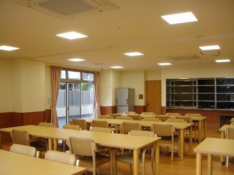 「ベストライフ相模原」の食堂。入居者様の接触で怪我されないよう、テーブルの淵は丸く整えられている。