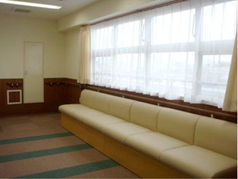 「ベストライフ相模原」の談話コーナー。お喋りの場やくつろぎの場として活用できる。