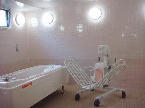 「ベストライフ相模原」の介護浴室。寝たきりの方や体の不自由な方でも、スタッフがサポートしながら入浴ができる。