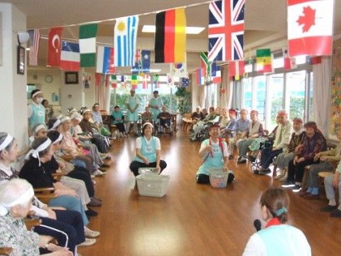 「ベストライフ浜松東」の運動会。車椅子の方でもできる、種目を用意している。
