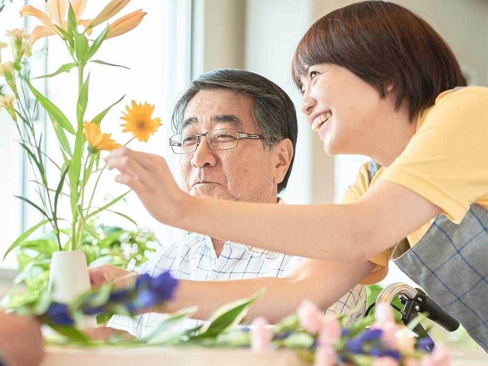 日本語表示が施されたシンプルな電卓と開かれた白紙のノート