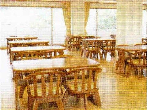 「ベストライフ浜松」のダイニングスペース。入居者様が座り疲れずに、楽な姿勢を保てる、椅子とテーブルを設置している。