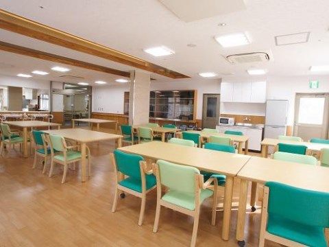 「ベストライフ浜松和合」のダイニングスペース。心苦しくならないよう、ゆとりを持ったダイニングにしている。
