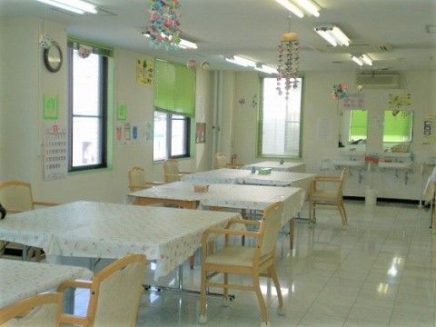 ベストライフ御殿場の食堂。毎日多くの入居者様で大いに賑わっての楽しいお食事となっております。