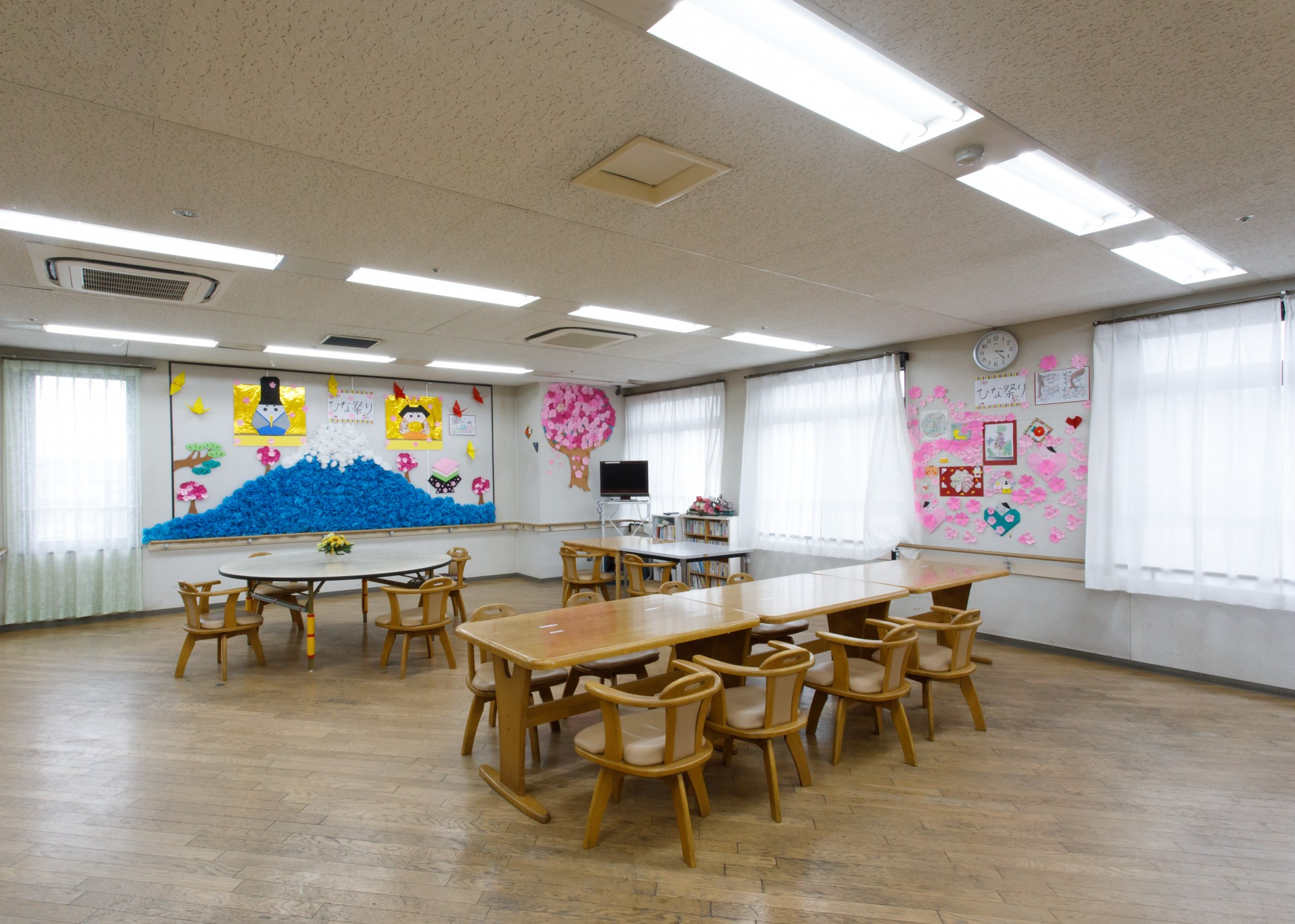 ベストライフ長島の共有スペース。レクリエーションやおしゃべりを楽しむ憩いの場として、毎日多くの場面で使用しています。