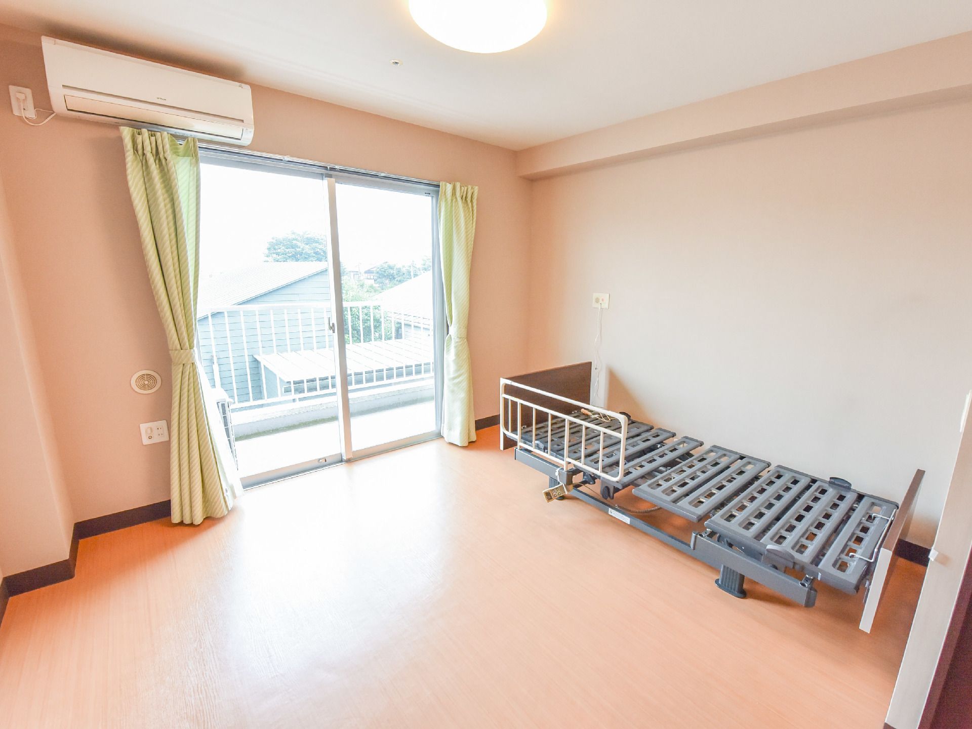 大きな窓から日差しが入り、心地良い部屋である。柵付きのベッドも設置され、緊急ブザーも枕元に完備してある。