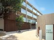 まるで高級マンションのような外見の、4階建てのモダンな施設