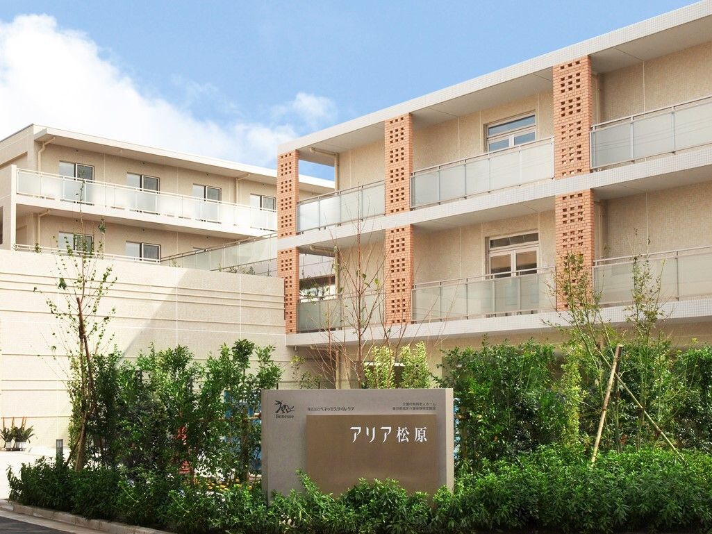 1階は玄関、2、3階は居室のベランダが並んでいる施設の外観
