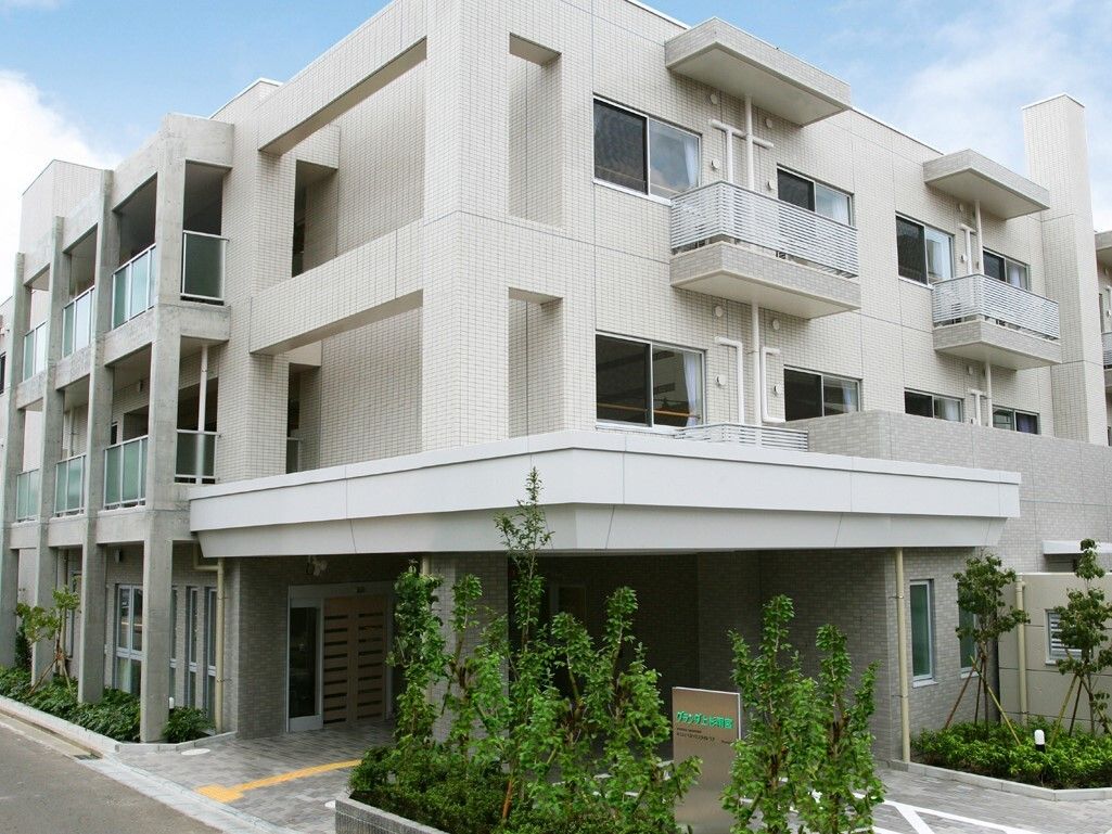 三階建てのモダンでしっかりとしたコンクリート造りの施設外観
