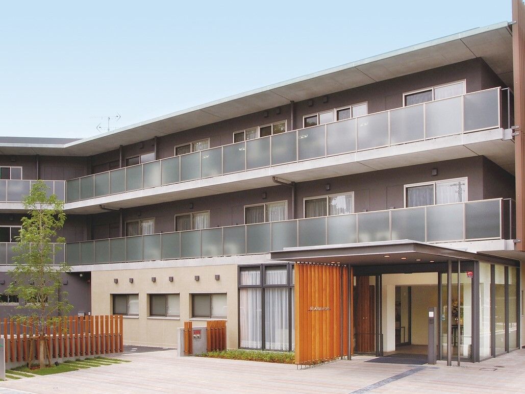 部屋ごとに大きな窓が設けられていることが伺える施設外観