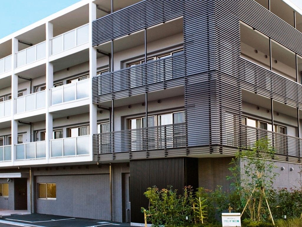 大通りに面した交通の便も良い、ベランダつき四階建てのホーム