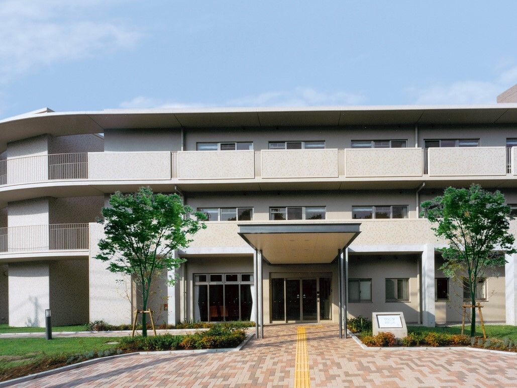 鉄筋コンクリートで3階建ての建物である。玄関には長いひさしが突きだしている。玄関両脇に庭木が植えられている。