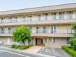 マンションタイプの外観で、玄関のすぐそばには駐車場がある。段差がないため、スムーズに施設内に入ることができる。