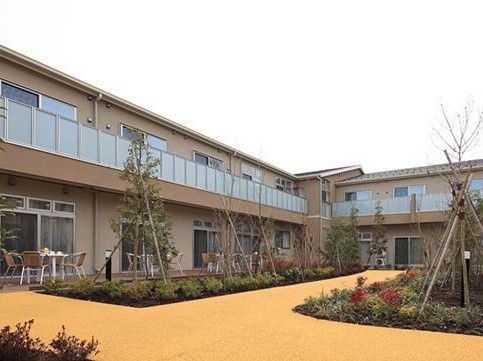 薄い茶色の落ち着いた雰囲気の、２階建ての建物である。庭は木が植えられ、歩くスペースも作られており、ゆったり散歩できる。
