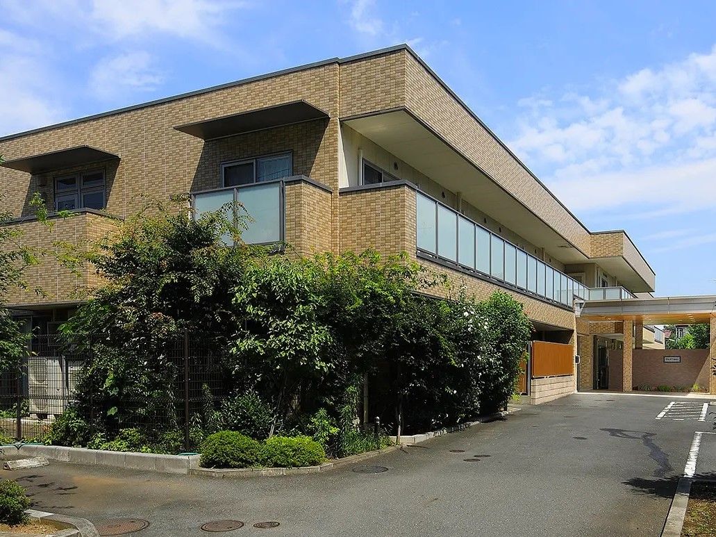 2階建てで、温かみを感じられる茶色を基調とした建物である。エントランスの近くで車の乗り降りをすることができる。